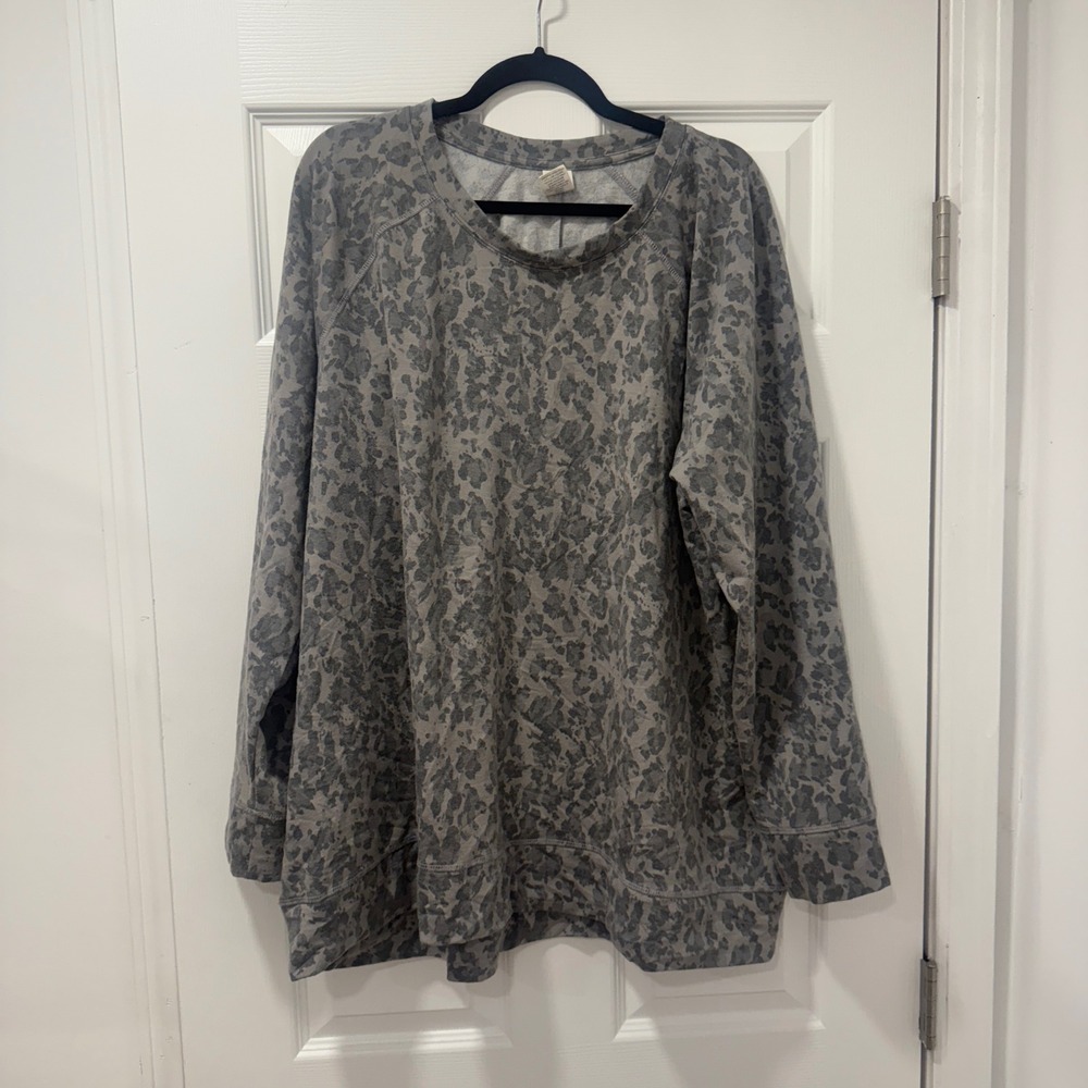 LIVI‎ Active Leopard Print Raglan Sweatshirt Women Plus 22 24 Gray 3X Crewneck